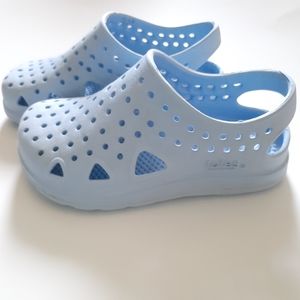 Size 5 - 6 Toddler Blue Totes water shoes slip on